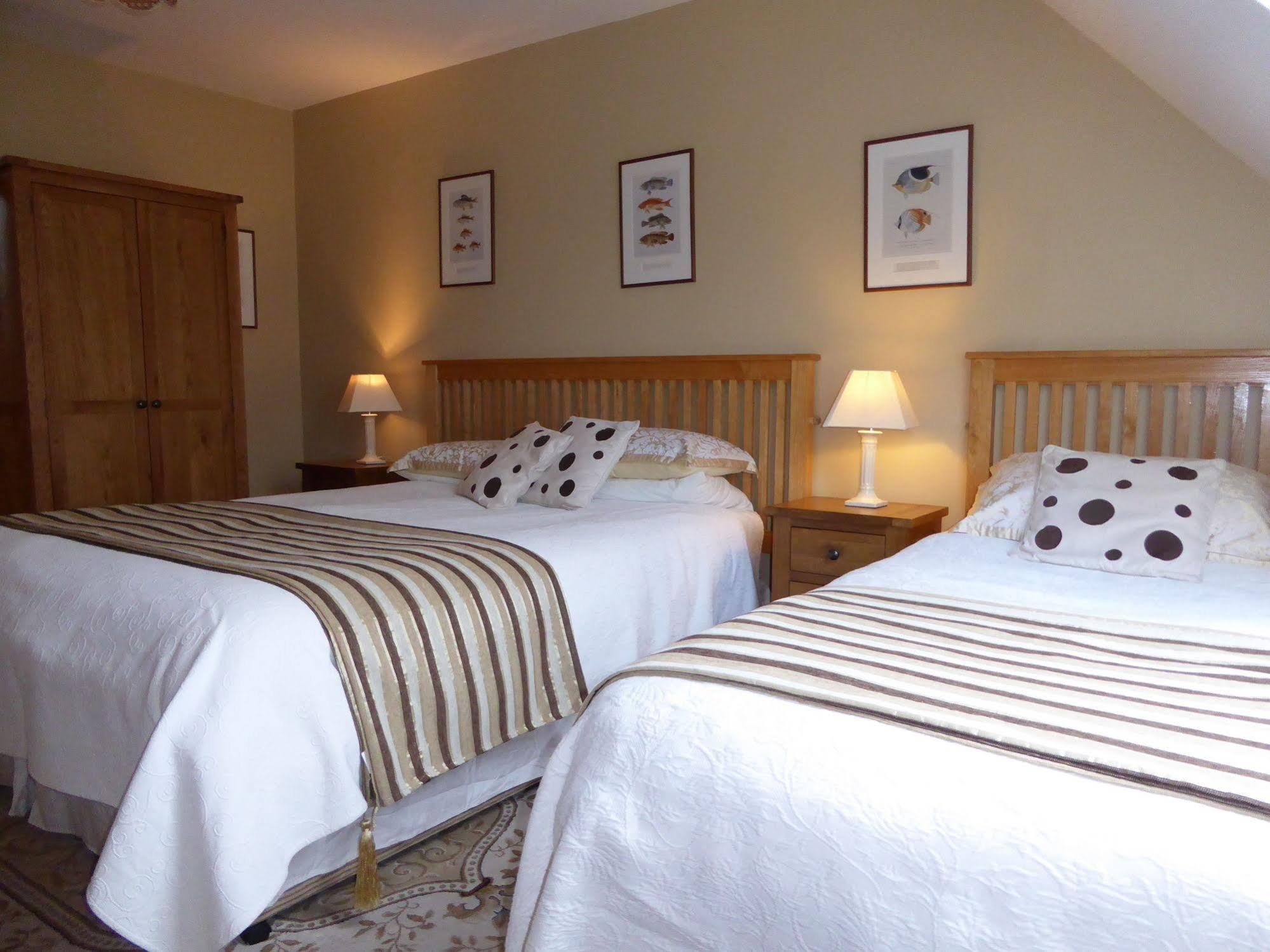 Camillaun Lodge With Lough Corrib Boat Hire Oughterard Eksteriør billede